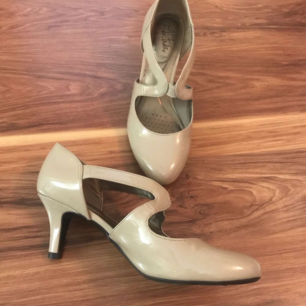 Nude patent leather style shoes